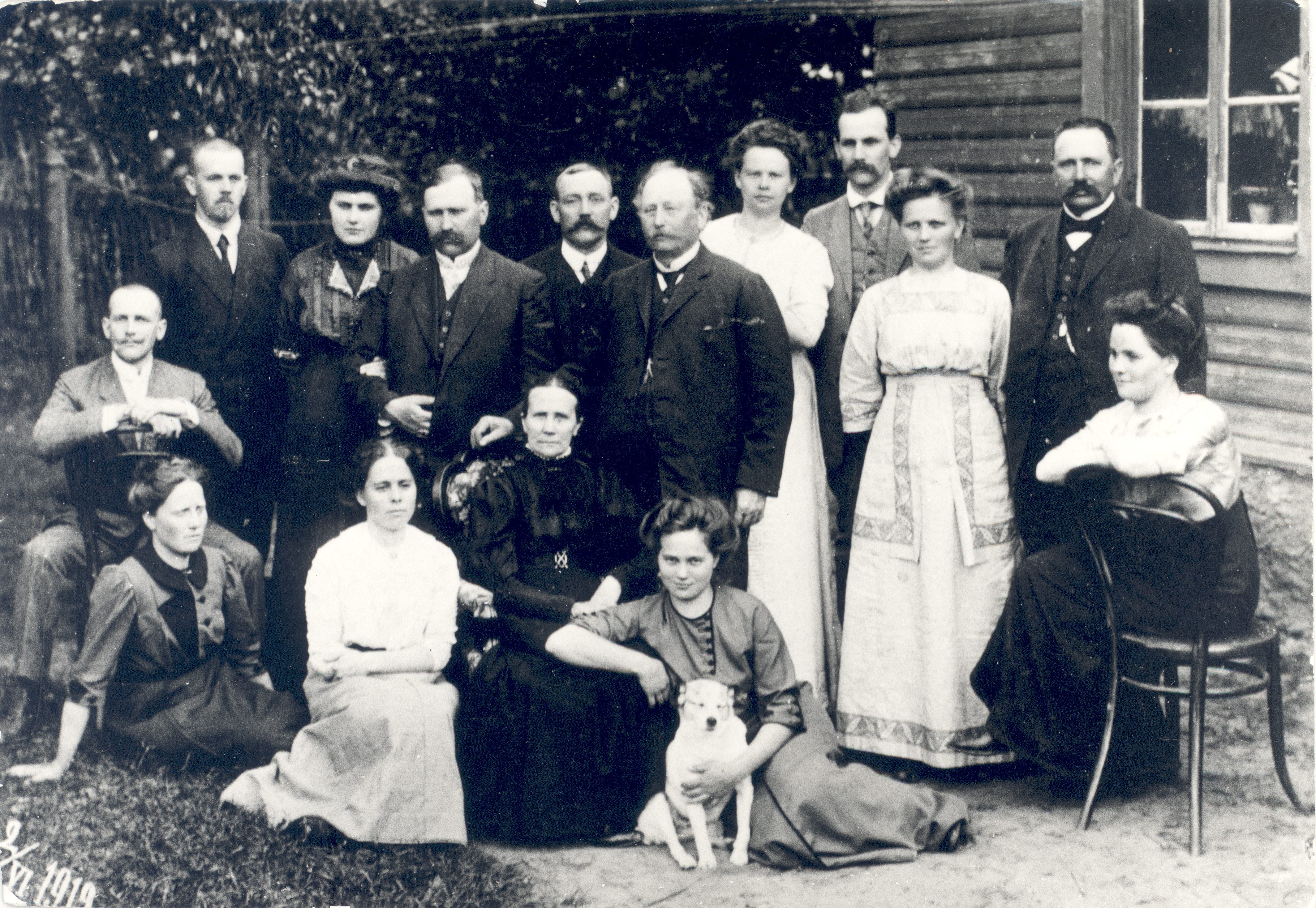 Break school manager's family approx. 1912. (in midst) Head of School Peeter Põld, in the middle of his wife Julie, behind the right minia Helmi, son Peeter, daughter Anna, her husband a. Malvet (Mahlstein), sitting on the right daughter Helene-Emilie, left sitting behind the daughter Marta, daughter Hedvig, daughter Margarete with her mother on the right ( ) sits Engelhart, stands son Reinhold, minia Selma, son Harald, son Alexander