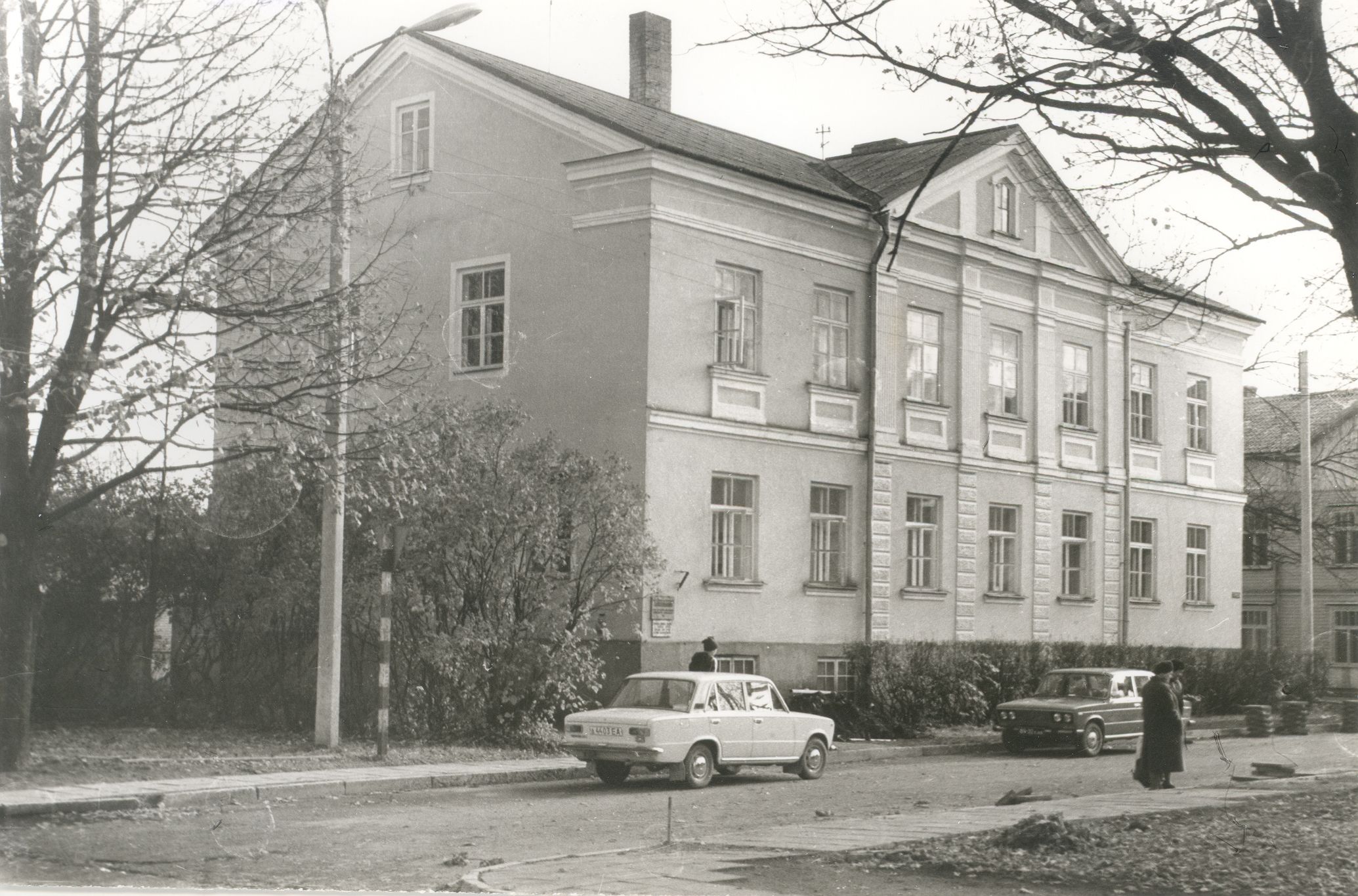 Former Viljandi cruise school, where he has studied h. Wühner, a. Peterson, J. Kunder, V. Reiman, J. Lõo, K. a. Hindrey, J. Köler, h. Kappel, J. Tõnisson, etc. Here is taught by Summer Jaan, V. Blagoveštsenski etc.
