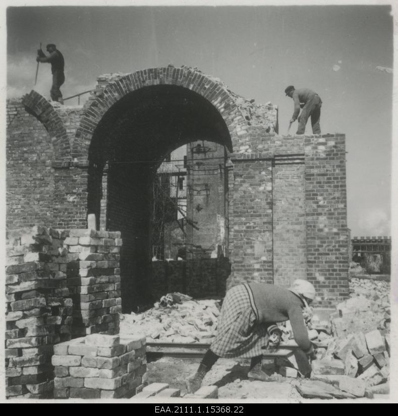 Dismantling the ruins of Waldhof’s largest wooden paper factory in Europe in Pärnu