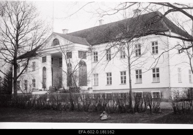 Main building of Voltvet Manor.