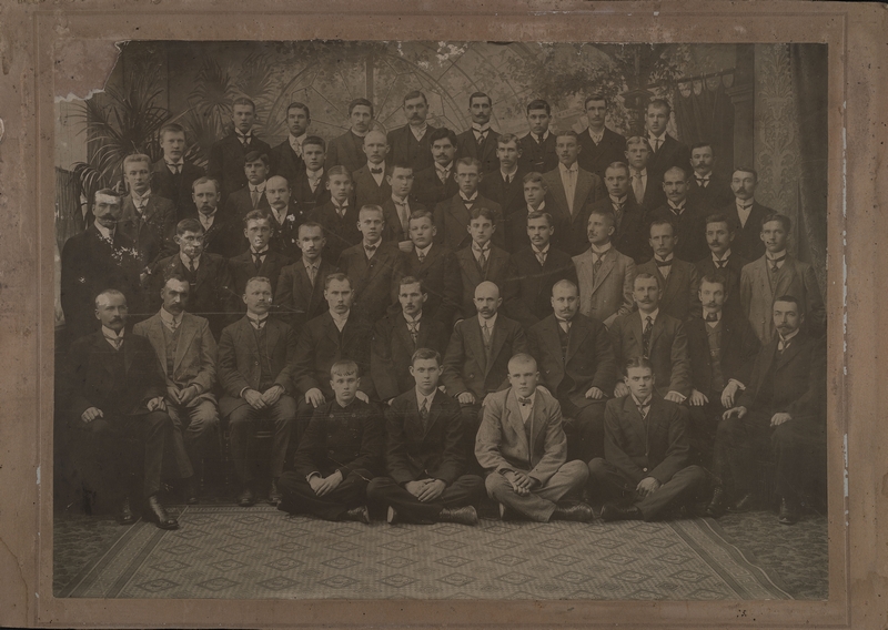 Erariides meesterahvad fotoateljees