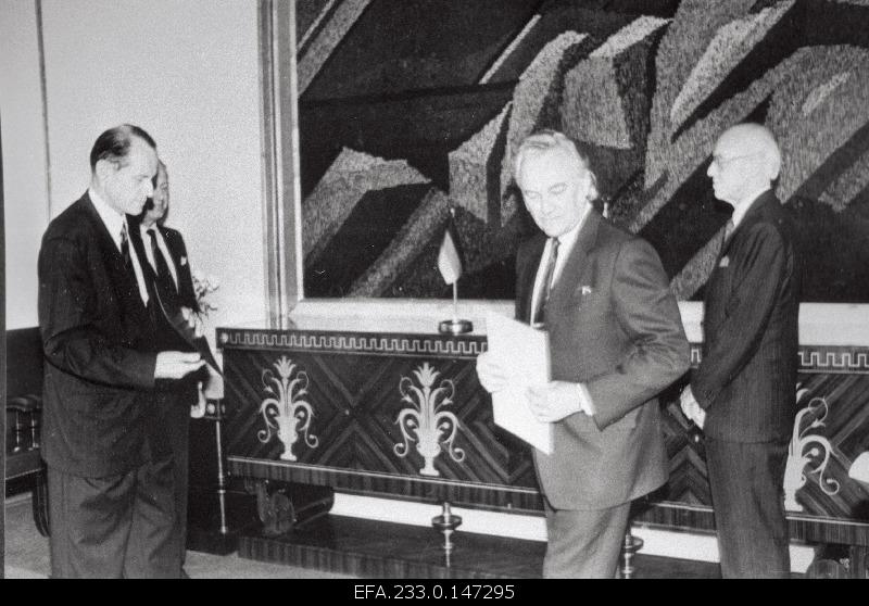 The Embassy of the Federal Republic of Germany in the Republic of Estonia on the hand of the Henning von Wistinghausen (left) credentials to Arnold Rüütel, Chairman of the Supreme Council of the Republic of Estonia. Lennart Meri, Minister of Foreign Affairs of the Republic of Estonia.