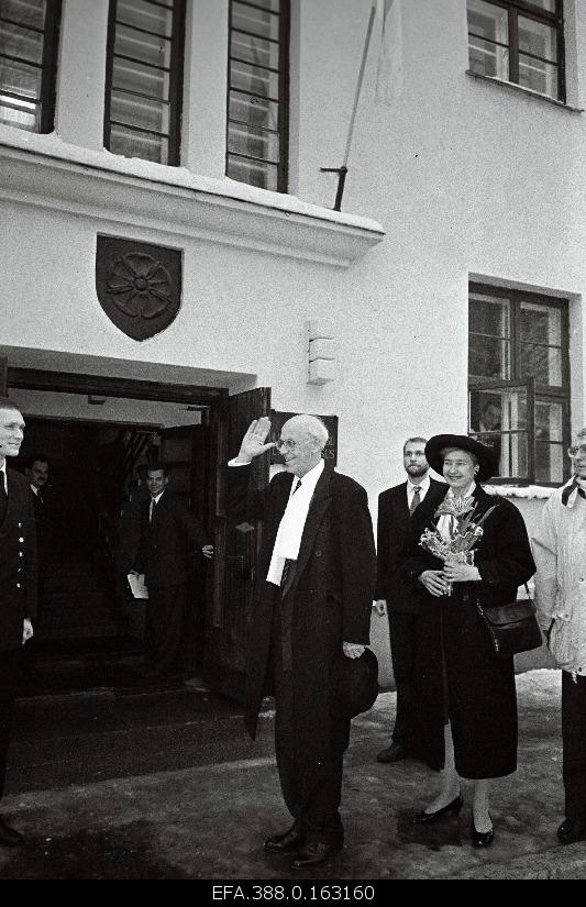 President Lennart Meri on the 75th anniversary of the Republic of Estonia in Viljandi. Behind her husband Helle Meri.