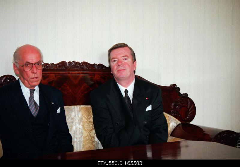 Ambassador of Finland to Estonia Pekka Artturi Oinonen (best) at the reception of the President of the Republic of Estonia, Lennart Meri (left) at the office of the President.