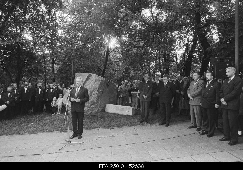 To declare the independence of the Republic of Estonia 20th August 1991. Arnold Rüütel speaks when opening a dedicated memorial stone. On the right: Mayor of Tallinn Jaak Tamm, Chairman of the Riigikogu Ülo Nugis, Chairman of the group Tiit Vähi, Deputy Chairman of the Riigikogu Edgar Savisaar, President of the Republic of Estonia Lennart Meri.