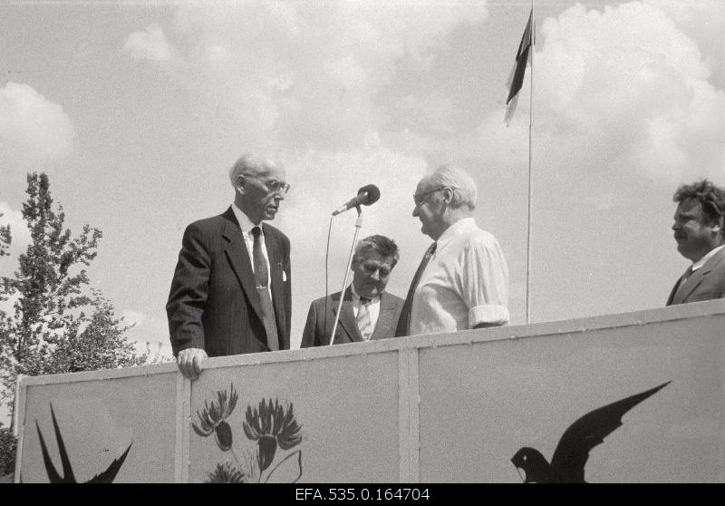 President Lennart Meri (in the left) meets the residents of Mõisaküla.
