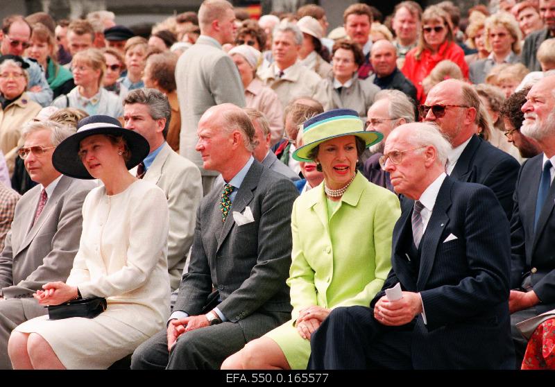 At the opening of the Old Town Days, the President of the Republic of Estonia, Lennart Meri, Princess Benedicte, Princess Richard, the wife of the Princess, and wife of the President, Helle Meri.