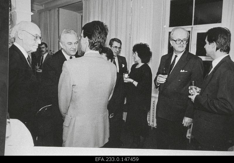 Ambassador of the Republic of Hungary to the Republic of Estonia Bela Javorsky (better 2.) Arnold Rüütli, Chairman of the Supreme Council of the Republic of Estonia (left 2) At. On the left 1. Minister of Foreign Affairs of the Republic of Estonia Lennart Meri.