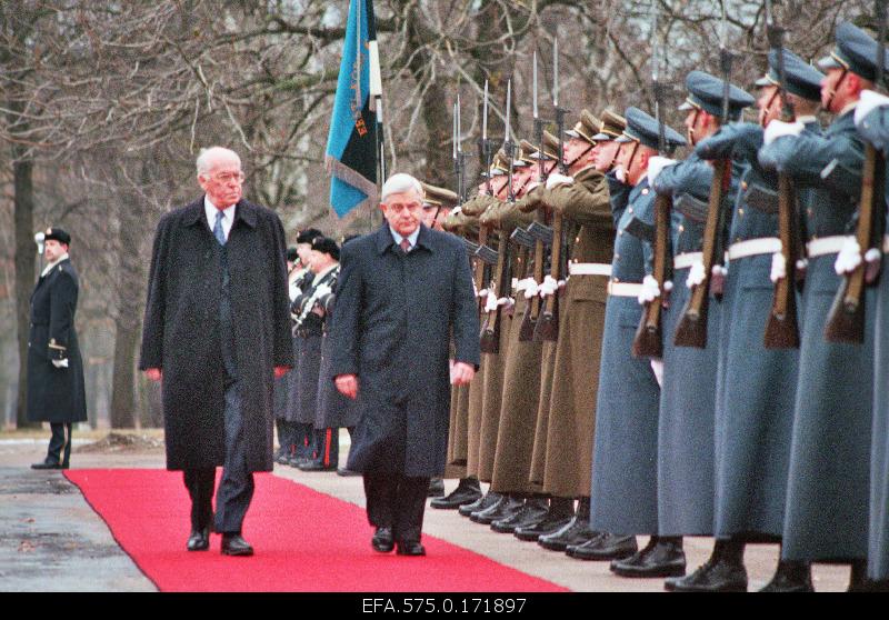 President of the Republic of Estonia Lennart Meri (left) and President of the Republic of Slovenia Milan Kucan glory department at the time of the State visit of the President of the Republic of Slovenia to Estonia.