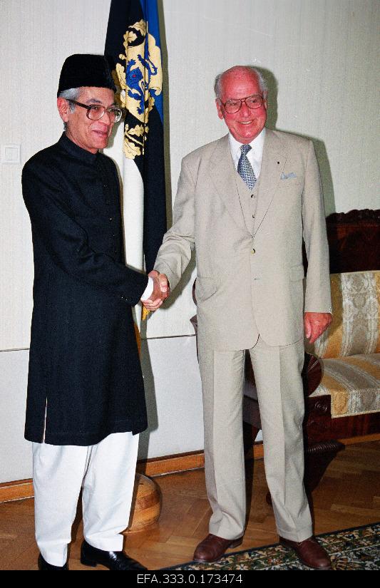 Ambassador of the Islamic Republic of Pakistan, Naeem U. Hasan, on the left, to the President of the Republic of Estonia, Lennart Mer (best) at the ceremony of transfer of credentials.