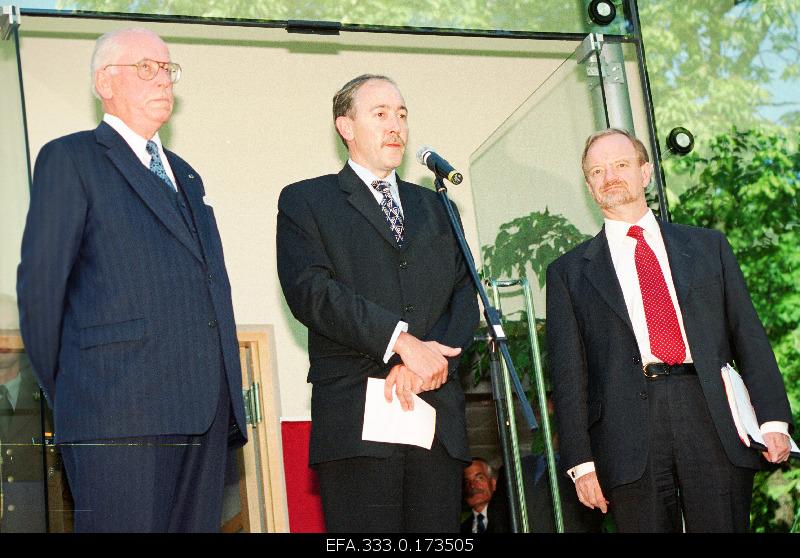 British Foreign Minister Sir Robin Cook who stays in Estonia on a state visit (better 1. ), Ambassador of the United Kingdom to Estonia Timothy Craddock (2.) And President of the Republic of Estonia Lennart Meri (3.) Opening the British Embassy.