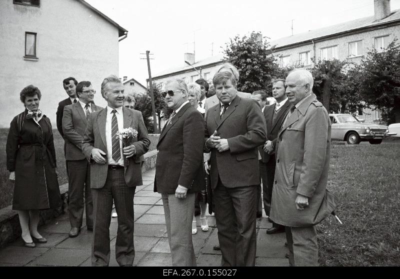 The first Deputy Minister of Health of the Soviet Union, o. Štšepin, who arrived to visit Estonia, welcomes the Estonian Minister of Health Väino Rätsep at the border of the Soviet Union in Valga.