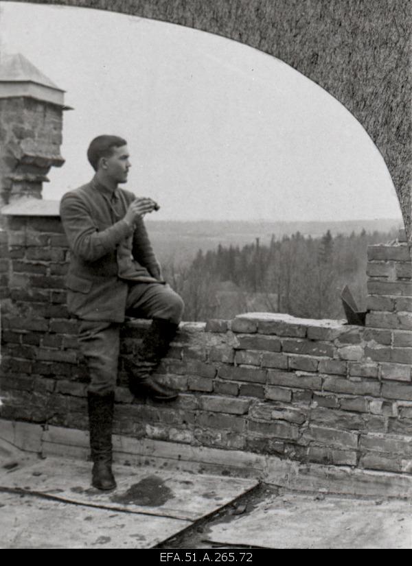 War of Liberty. 6.Director of the 9th Route of Jalaväepolgu, Leutnant Paul Grüner (Lanno) on the roof of Henselshof (Endzele) manor main building.