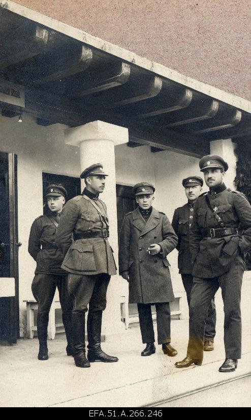 Former Chief of the 6th footpath of the Estonian army, temporary Chief of Staff of the 3rd Division, Deputy Chief of Staff Colonel Tallo (pariably 1. ), 3rd path, Chief of Staff Colonel Kruus (from left 1. ), in the back of the 3rd Division communication chief and younger officers in front of the 3rd Division headquarters in Pärnu.