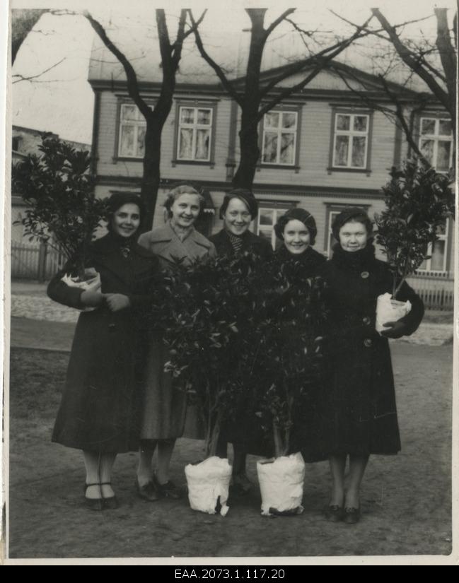 School girls with seats in Pärnu School of Commerce