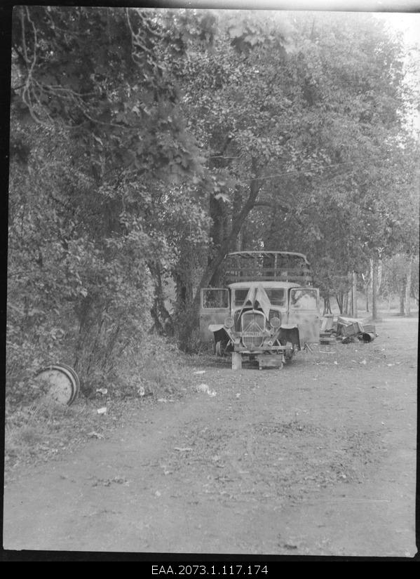 War breaks in Pärnu 23.09.1944, broken car by park
