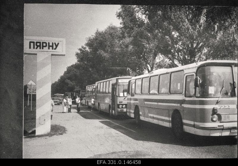 Arrival of participants from Rahuretke Estonia in 1989 by bus to Pärnu.