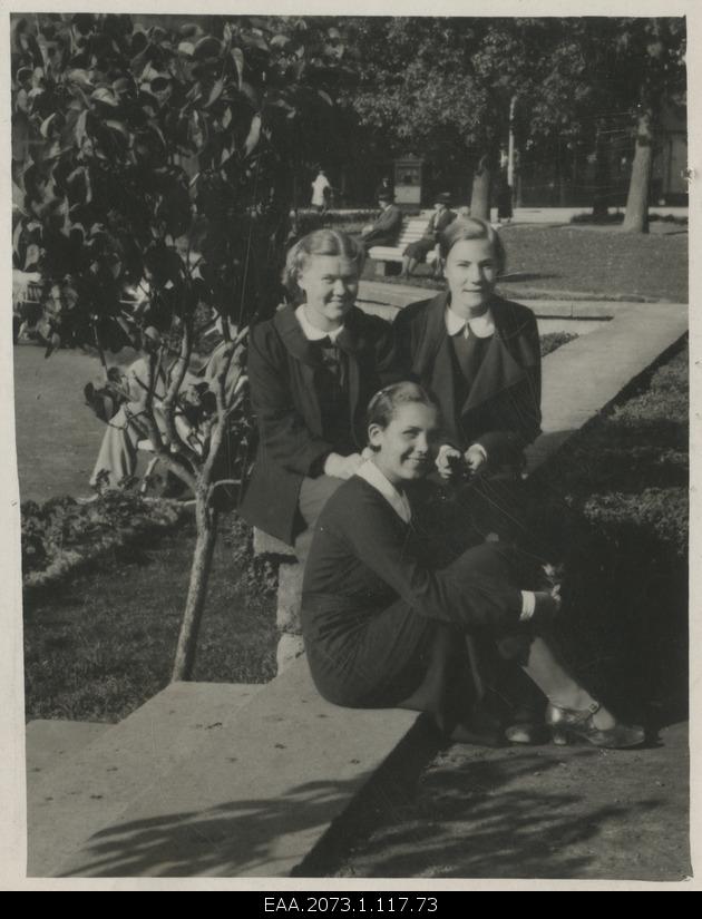 Pärnu schoolgirls sitting in the park