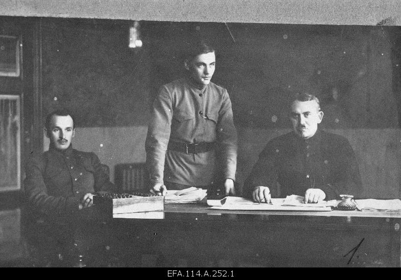 War of Liberty. 6.The station of the Jalaväepolgu on Nikolai Street. From the left: Chief of Economics Ludvig Jakobsen, Lieutenant Lieutenant Aleksander Kulbusch (Kulgver), Chief of Staff Johan Puskar.