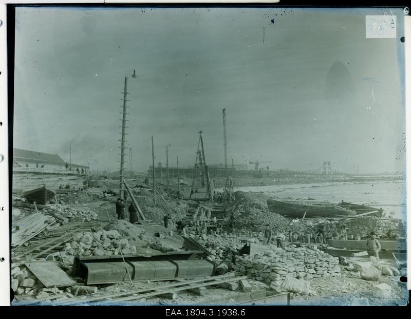 Seaside construction site, a larger number of cranes and orders