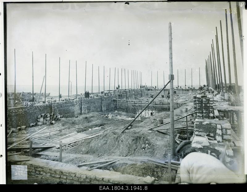 Construction site, rear-plan sea
