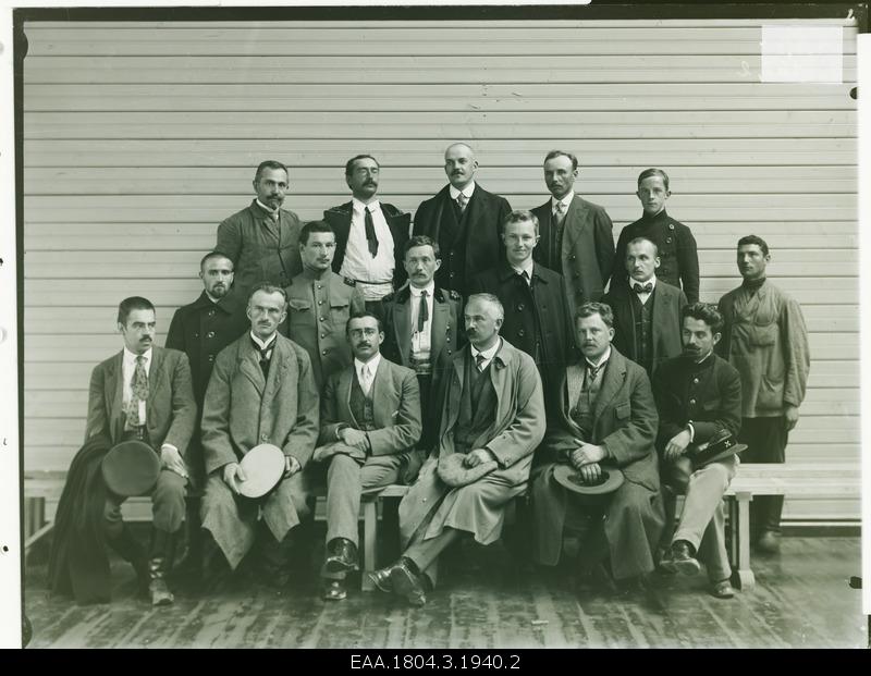 Men with civilian clothes and naval guns, group photo