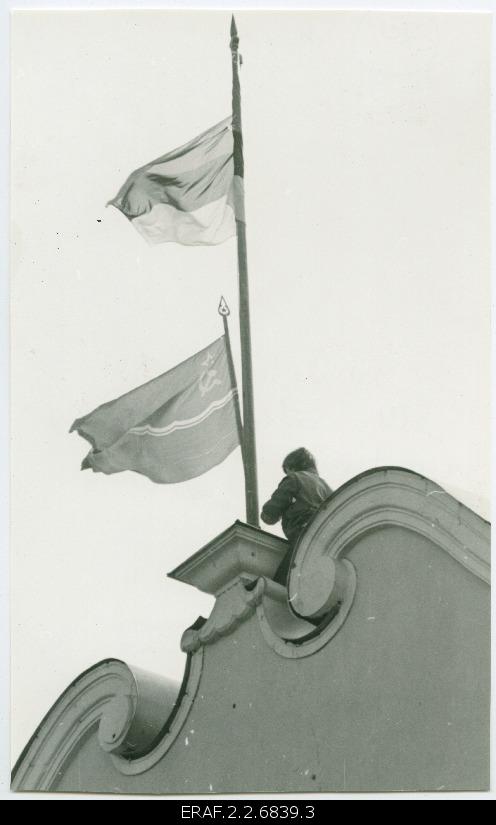 Interrinne, headed by M.Lõssenko Toompea to rip off the national flag. The Estonian flag, next to the ENSV flag, was masted.