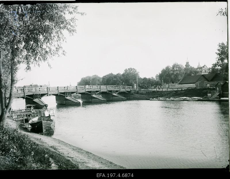 View of the wooden bridge.