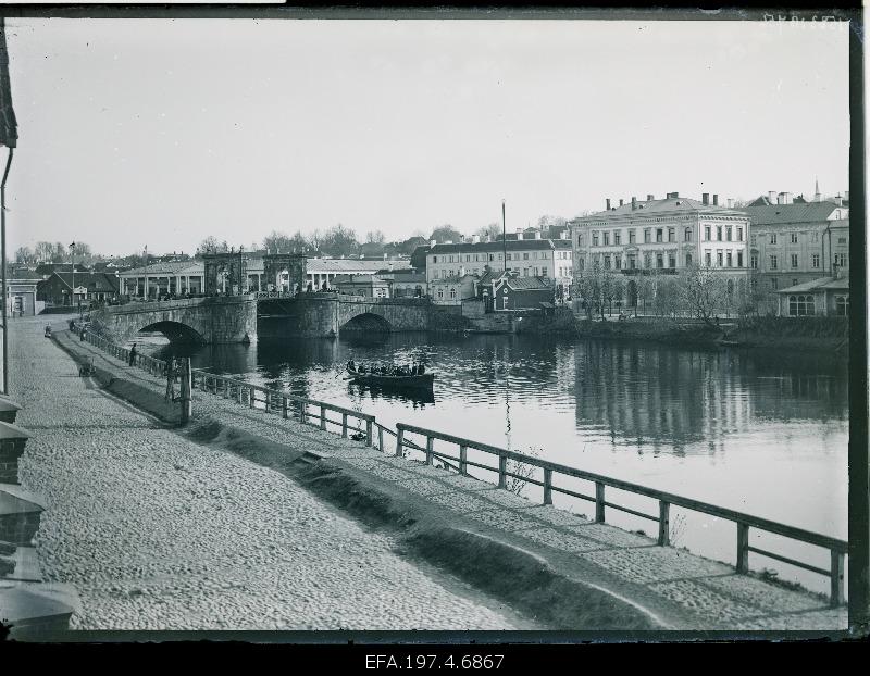 View of the stone bridge. At the forefront of h. Treffner with his chocolates in the Emajõel boat.