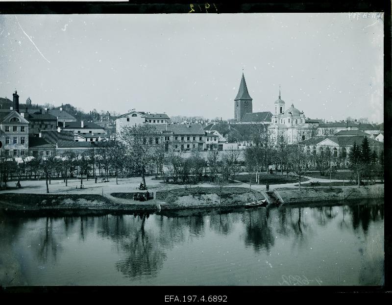 View on the Lihapoe Street from Emajõel. The church of Jaan and Uspensk is behind the edge.