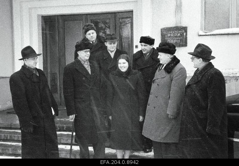 Finnish guests K. Vilkuna and Väino Kaukonen after arriving in Tartu on the staircase of the foreign house Park.