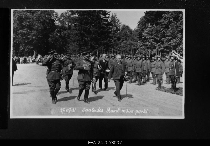 K. Päts, the state elder who stays on the circle in Estonia, arrives in the park of the Raadi manor.