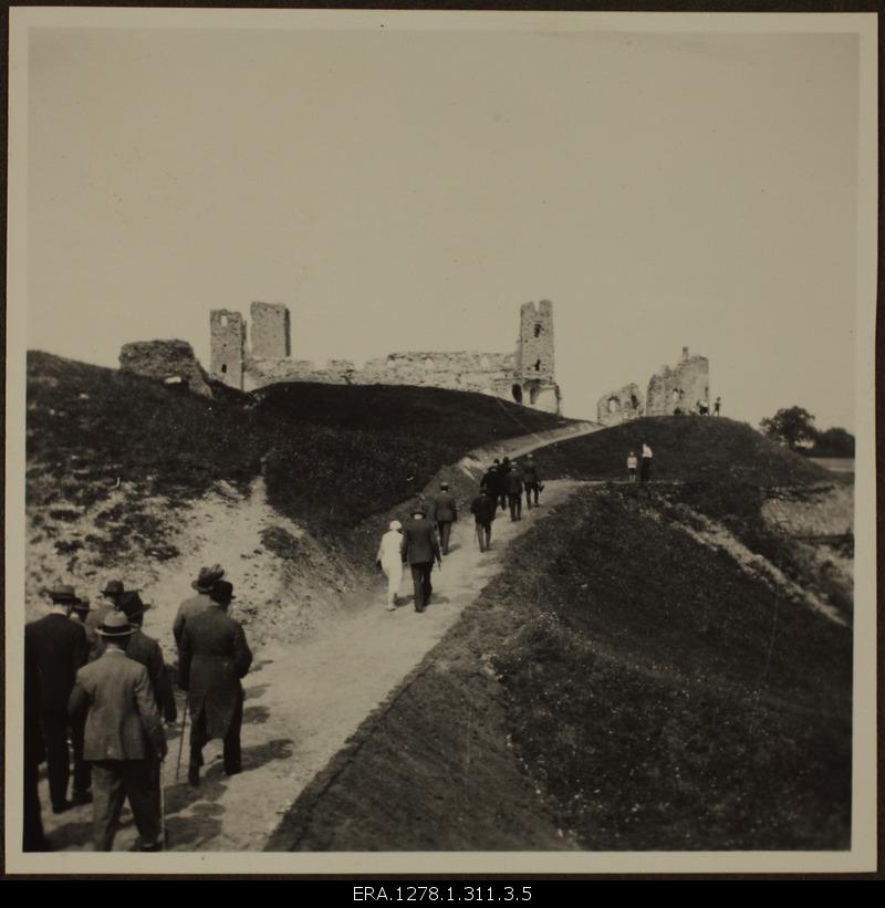 Diplomats walk to Rakvere's fortress evaporates.