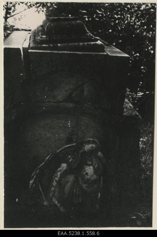 Elise Adelheid von Nasacken tomb in the churchyard of Kuusalu