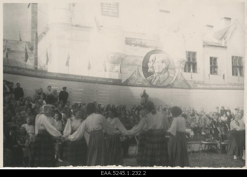 Dancers dancing on the singing day