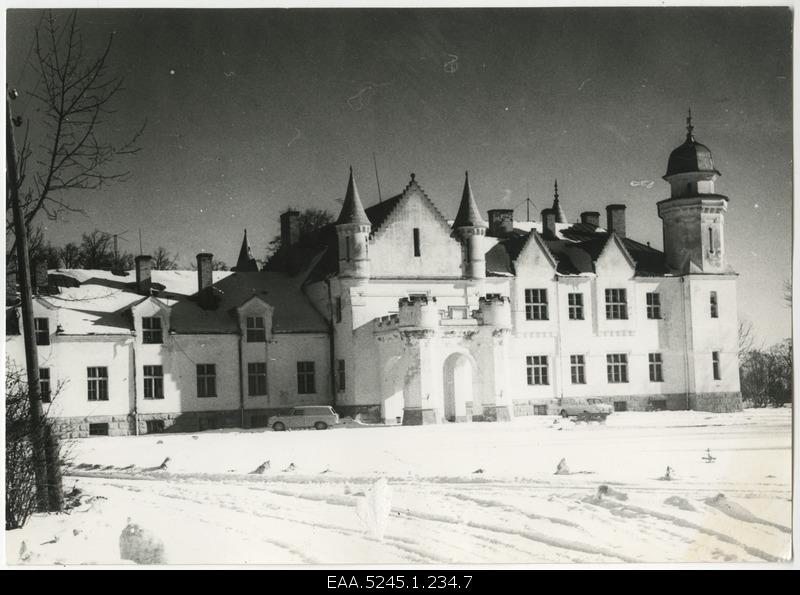 Two Moskovs in winter in front of the Alatskivi castle