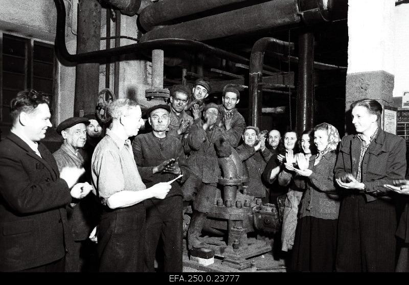 The employees of the Tallinn Power Station boiler will listen to the words of the turbine driver's old-fashioned Karl Sokrates (left front) about lowering prices.