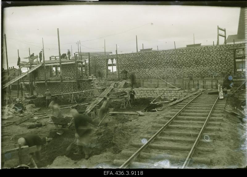 Construction of the Port-Kunda steam engine room of the cement factory.