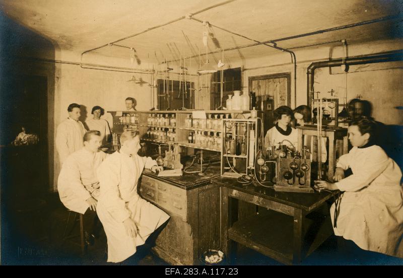 Room for qualitative analysis of the chemical laboratory of Tallinn Tehnika.