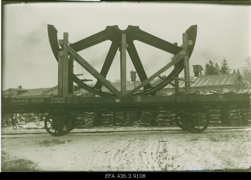 The cement factory Port-Kunda steam machine is half the whore before the installation.