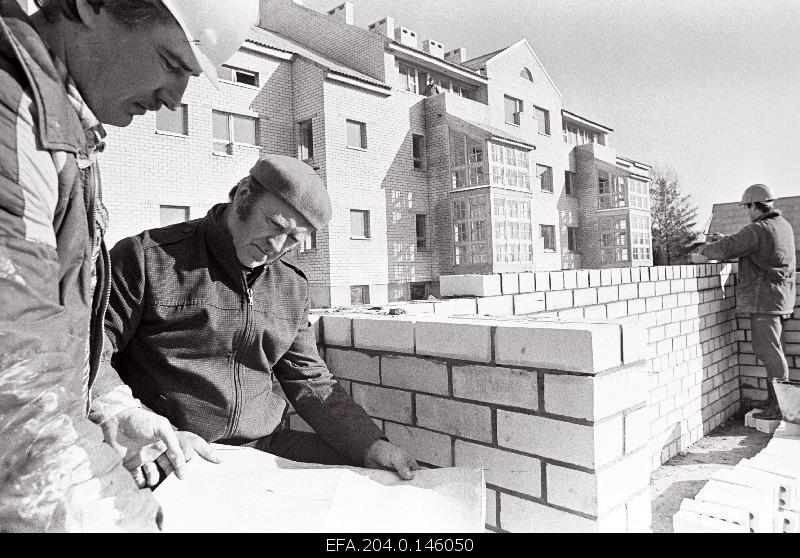 Vändra Brigade of the Construction Government Urmas Vilist (from the left), Chairman of the Permanent Committee on Construction and Communal Economy of Vändra, Mart Laas, welder of the Estonian Agricultural Engineering Department and the builder Aleksei Teetsmann in the construction of 20-hour residential buildings.