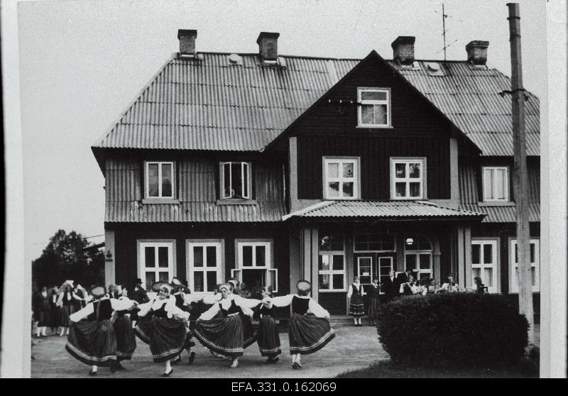 During the Music Week in Vändra, folk music ensemble and folk dancers will take place on the front of the former railway station building.