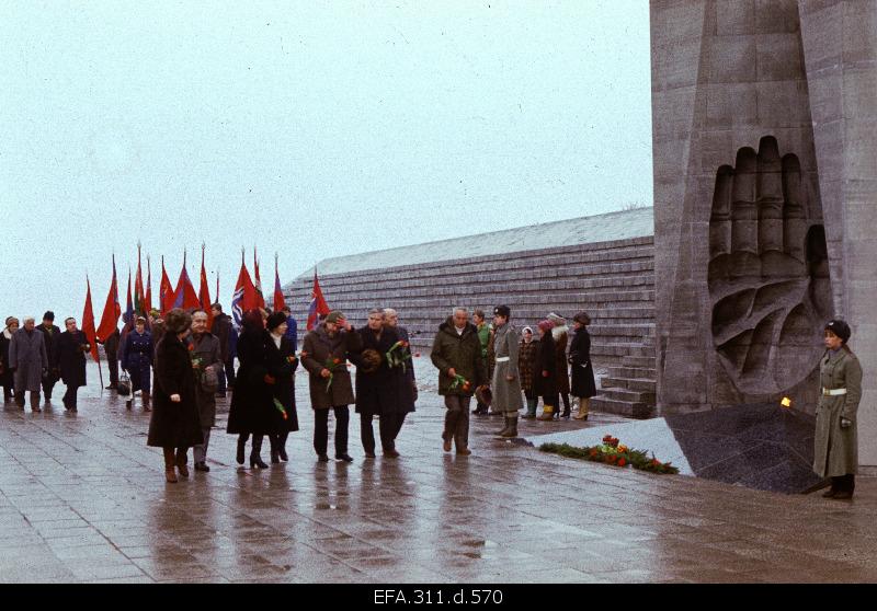 The participants of the week of the Allied Children's and Youth Book place flowers to the eternal fire of the Maarjamäe Memory Chamber.