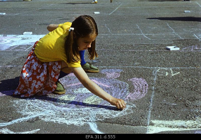An international Children's Protection Day organised children's asphalt drawing competition in Tallinn.