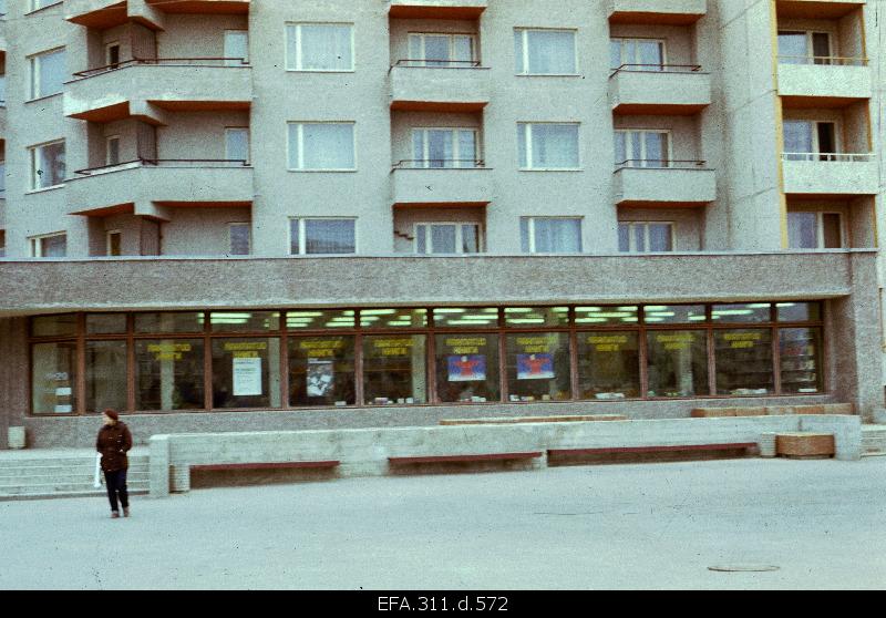 External view of Õismäe bookstore no. 69.