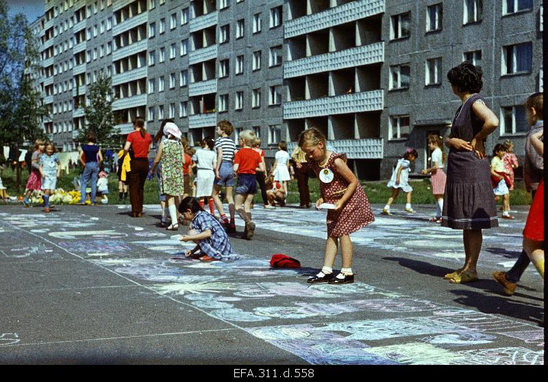 An international Children's Protection Day organised children's asphalt drawing competition in Tallinn.