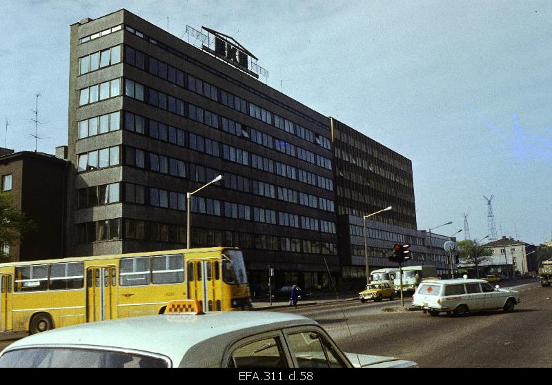 The view is concentrated on the Estonian Kolhoosiehitus building on Kingissepa Street.