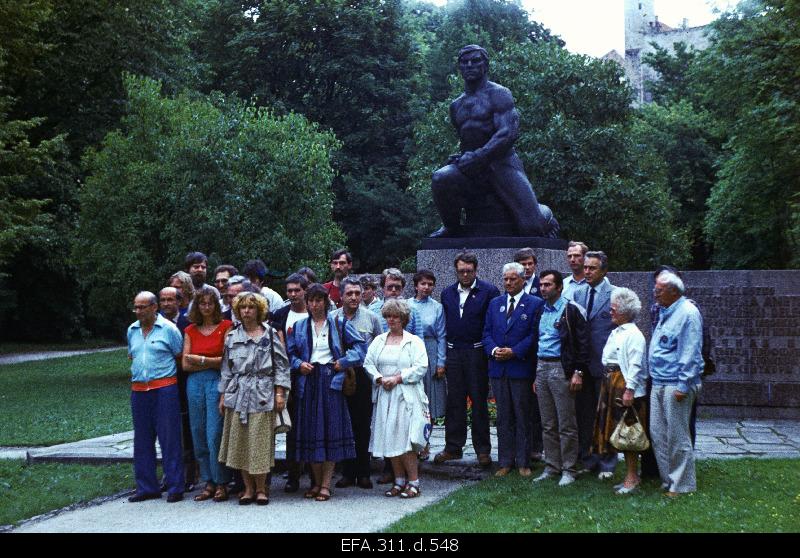 Delegation of the Federal Republic of Germany, Schleswig-Holstein Union County, staying in the Estonian Soviet Union at the memorial pillar of delegates of the Estonian Trade Union Congress.