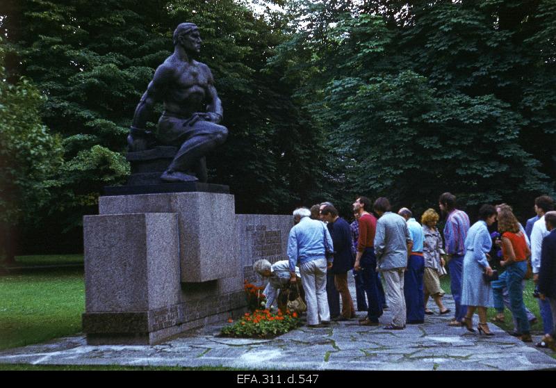 The delegation of the Federal Republic of Germany Schleswig-Holstein County, which is present in the Estonian Soviet Union, places flowers on the commemorative pillar of delegates from the I Congress of Estonian Trade Unions.