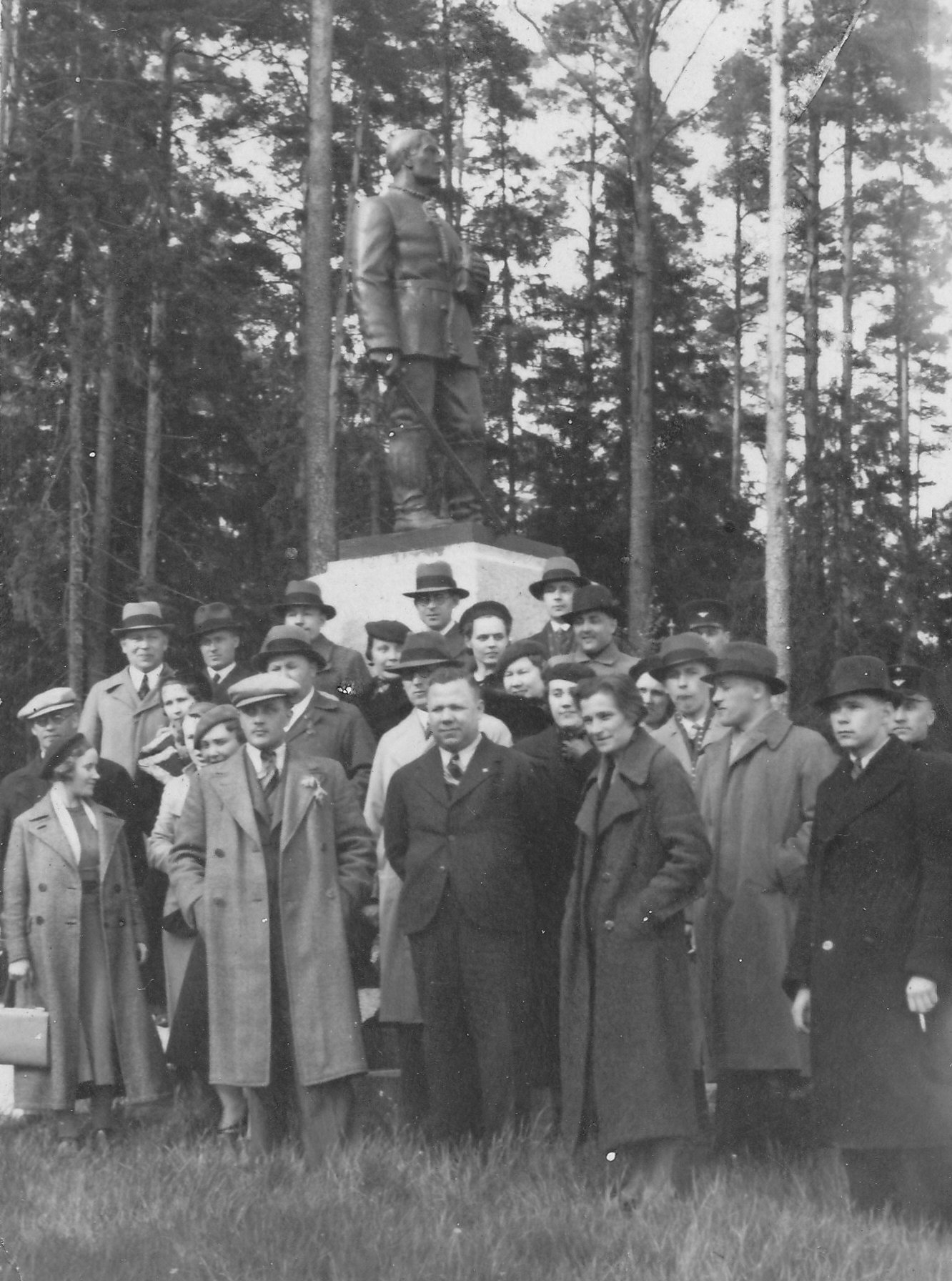 The 1930s Memorial of the Horn of War of Freedom. Mari Kull in front row from right fourth